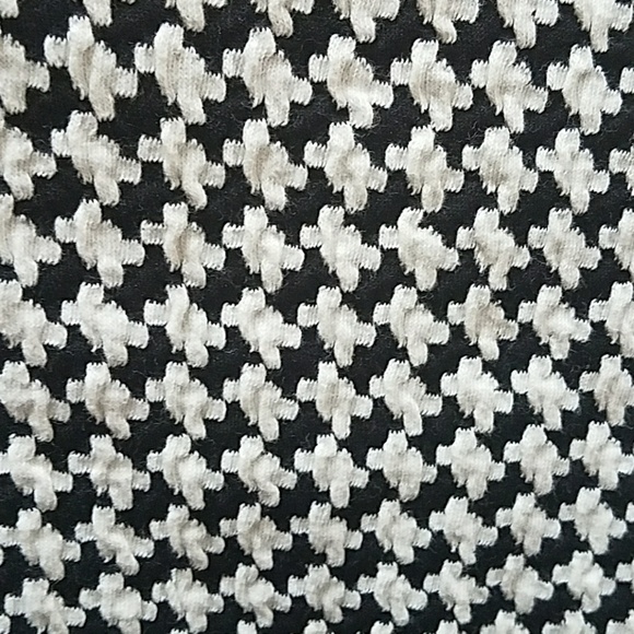 HOUNDSTOOTH 3/4 SLEEVE CROP TOP - Picture 2 of 3